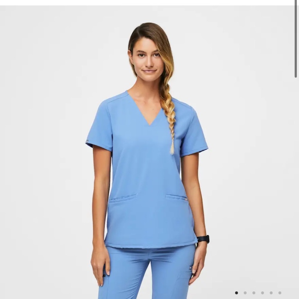 FIGS Casma 3 pocket top